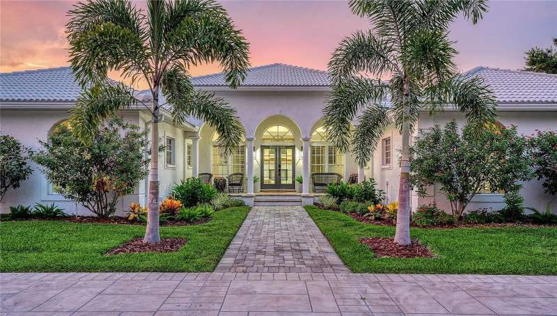 Single-Story Layout – 4 bedrooms, 3.5 baths, multiple entertaining spaces