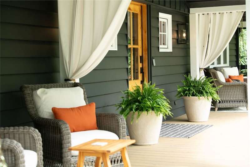 Comfortable and Luxurious Porches