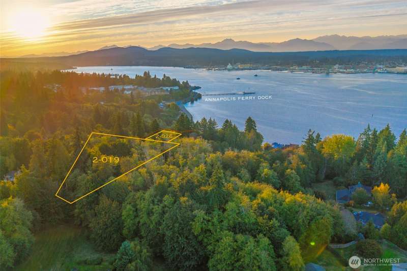 IMAGINE HAVING THIS GORGEOUS VIEW FROM YOUR HOME !  Sunsets over the Olympic Mountains, City Lights, Boats coming in and out of the Marina, Naval Ships docking and still so close to shopping off Mile Hill Drive.  Enjoy dinner in Annapolis, Fishing off the