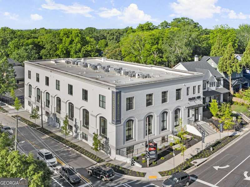 A rare find in the vibrant and walkable Oakhurst neighborhood, Park 108 offers new loft-style condos in Decatur, GA, with modern and totally unique floor plans that embrace the historic charm of the original Bell South building.