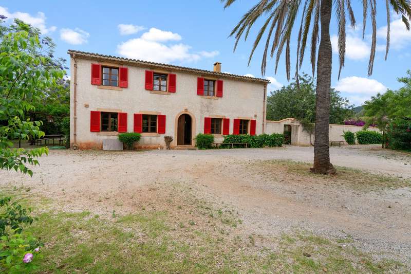 Finca-mit-Pool-und-Touristen-Lizenz-in-Pollensa