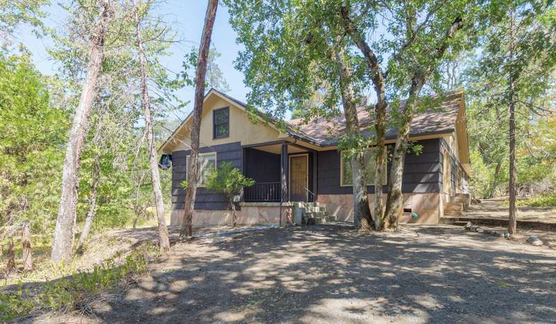 334 NW Scenic Dr- Opportunity Abounds!