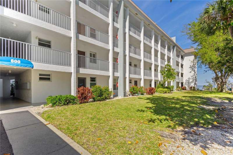 A view of Sarasota Bay welcomes you even on arrival!