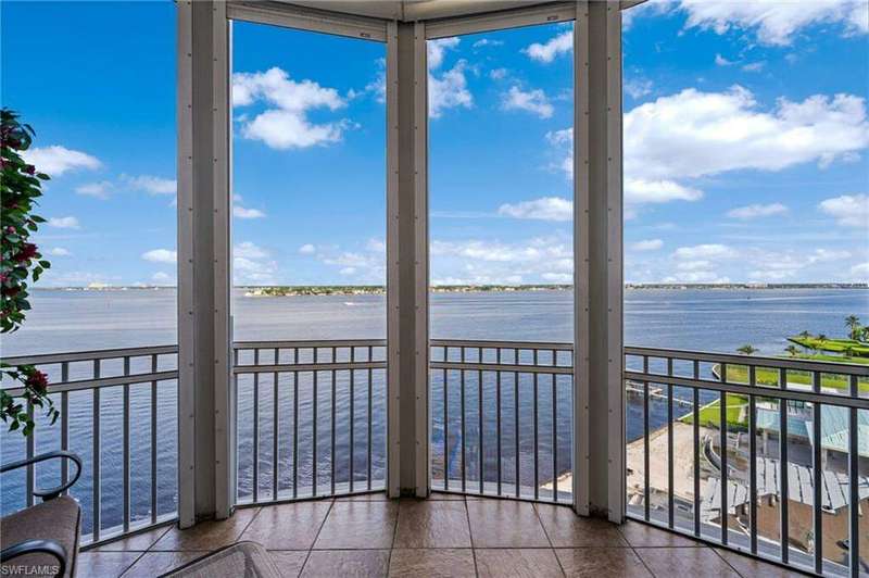 UNOBSTRUCTED VIEWS OF THE CALOOSAHATCHEE RIVER!