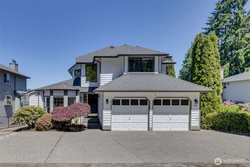 Well positioned on lot with plenty of front and backyard along with plenty of off stree parking!