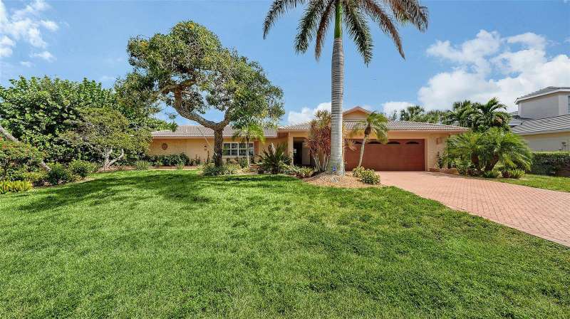 Come live the dream today ! Here in Country Club Shores