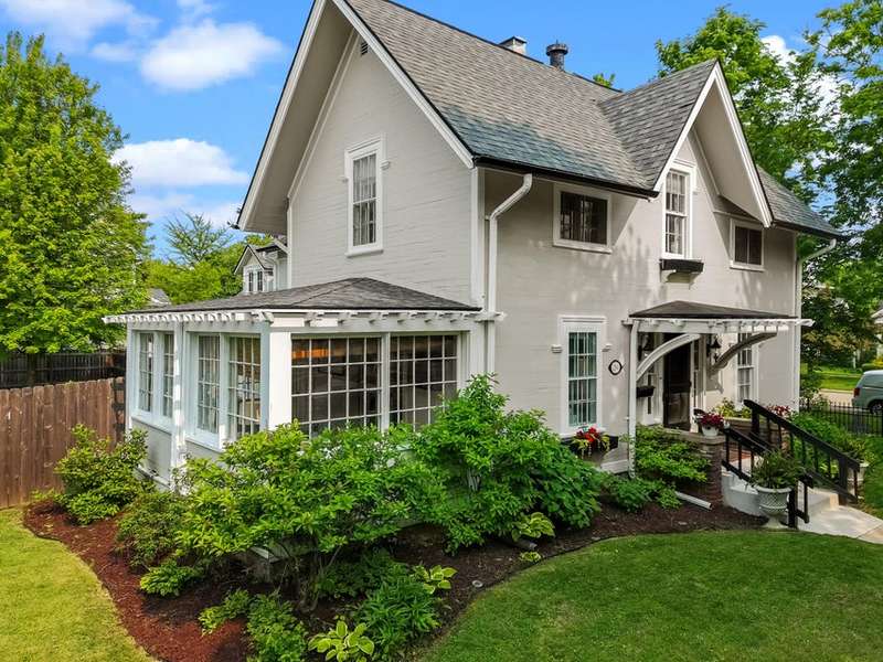 AA0-2 Charming Exterior