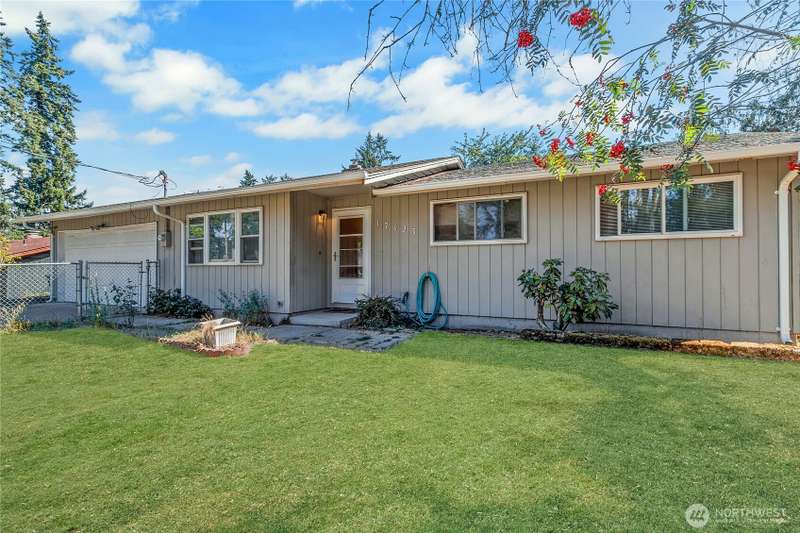 Front Yard Fully Fenced. Two car garage and RV parking...Grass is photoshopped to be green.