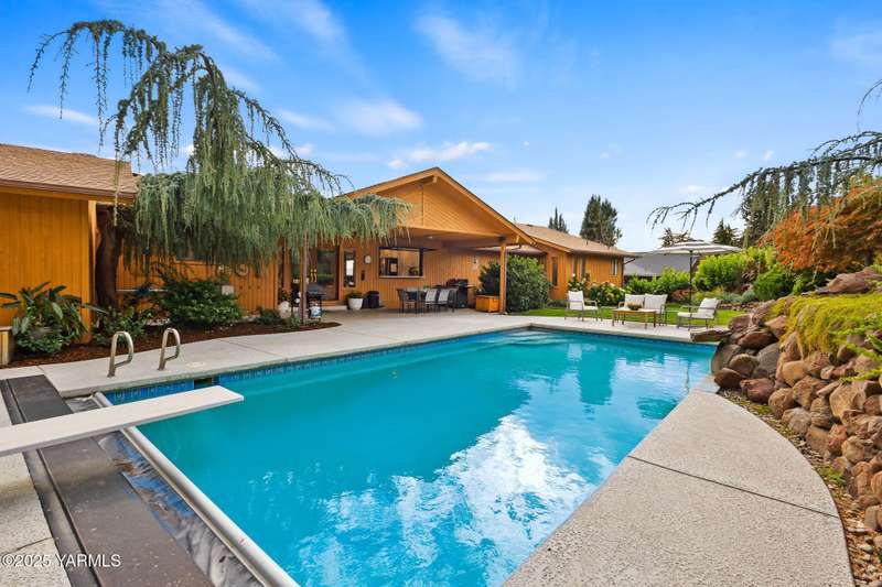 33_Private backyard oasis