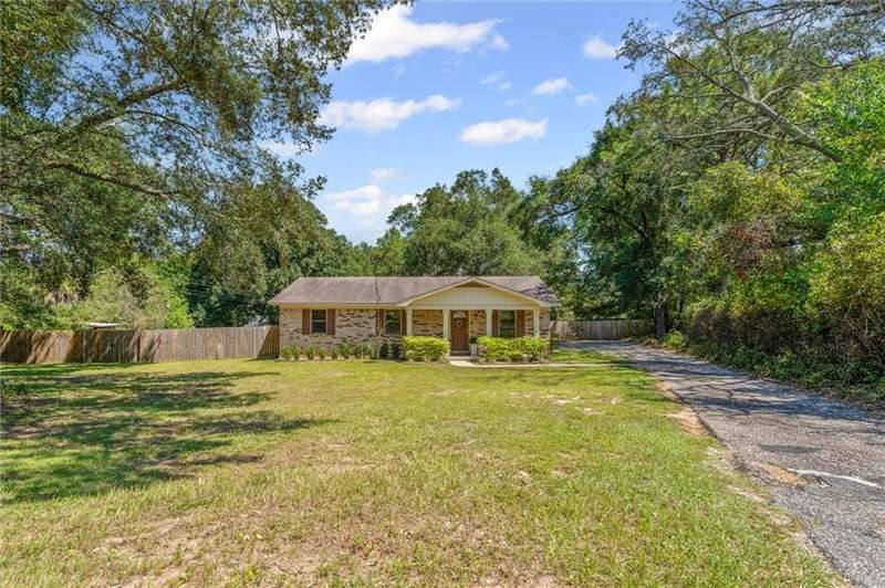 Adorable 3/2 cottage off Kali Oka in Saraland