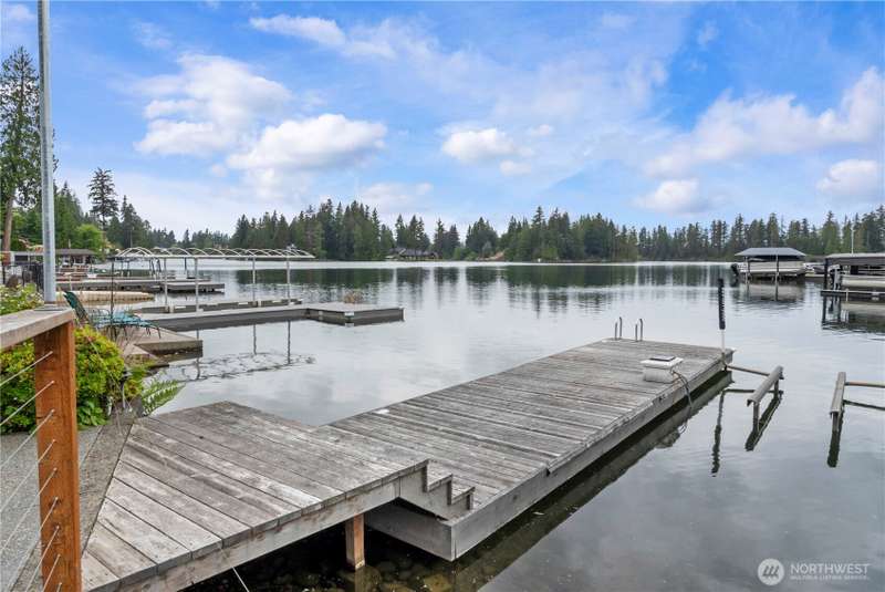 Welcome to this sought after Lakeridge Cove offering protected swimming and open views