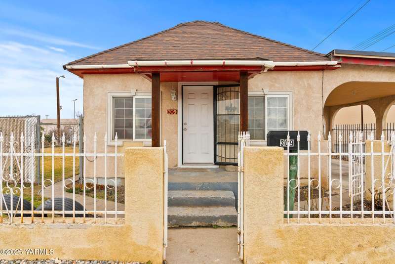 309 W 2nd St-5