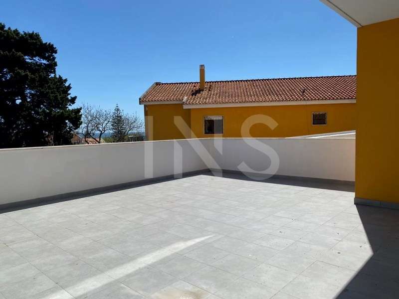 Apartamento T3 novo em condomnio no centro da Parede com vista de mar