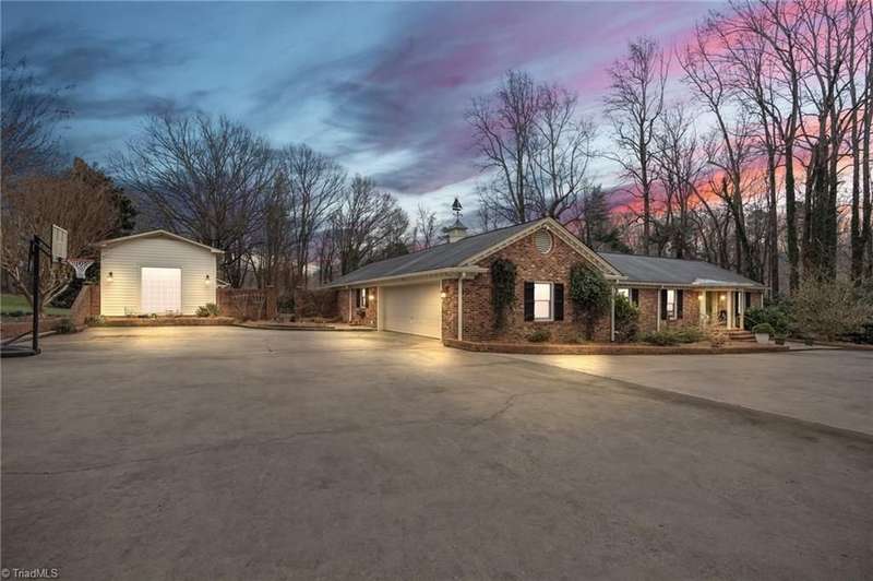 Home and guest house.0