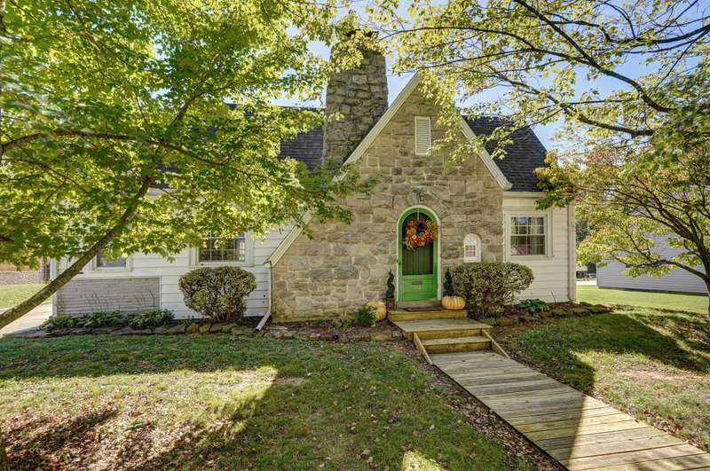 551 E Pleasant St-4