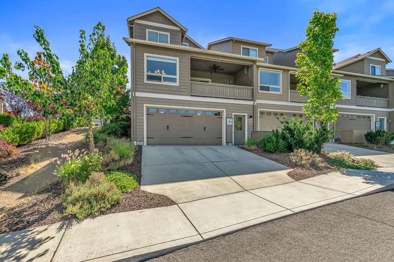 969 Camelot Drive, Ashland, OR 97520
