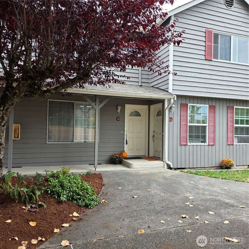 Quiet townhome in smaller complex...