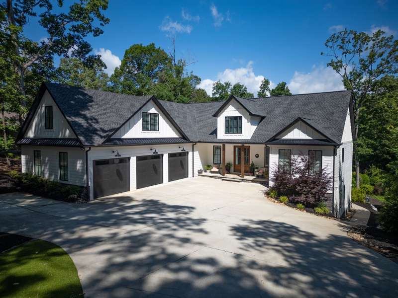 Welcome to 417 Woodridge Drive!