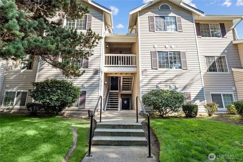 Rare opportunity to own this serene & desirable top-floor unit, a central urban retreat to all Lake Forest Park offers. New interior paint, new carpeting, newer kitchen stainless appliances & 2024 hot water heater make this unit turn-key. Cozy living spac