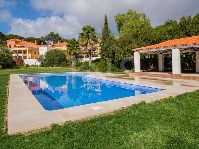 Apartamento T4 com terraço virado a Sul, em condomínio fechado no Estoril-Exterior