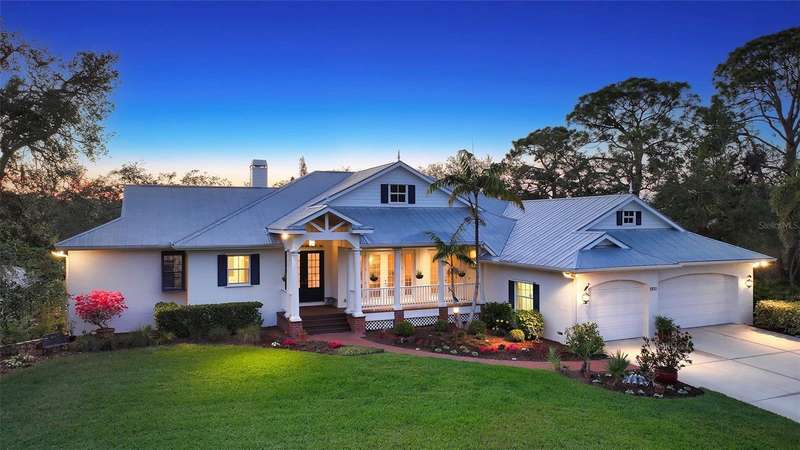 Beautifully crafted by Coachman Homes in 2005