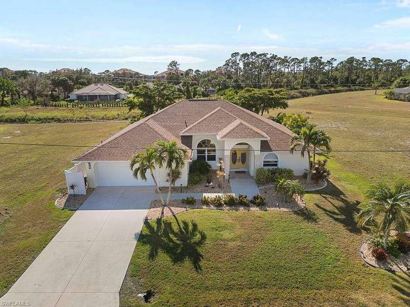 View of front of house featuring a front yard