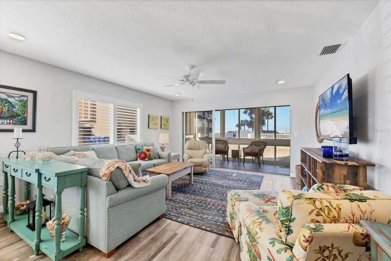 Light bright and recently renovated corner unit condo on the Gulf!