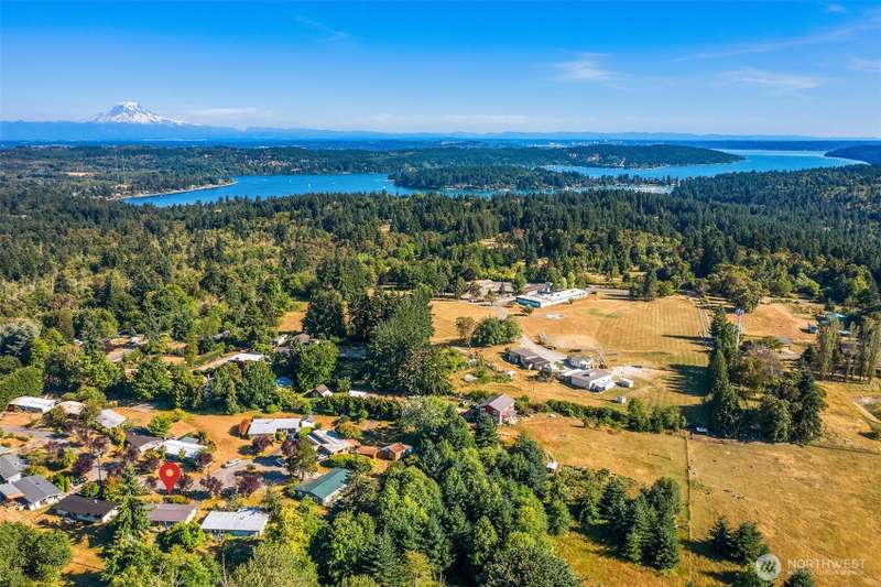 Welcome to this sweet island retreat! A great base for exploring Vashon Island and the surrounding Puget Sound and mountains. Or, write that novel.. or, work from home.. or, putter in the garden? It's all within easy reach.