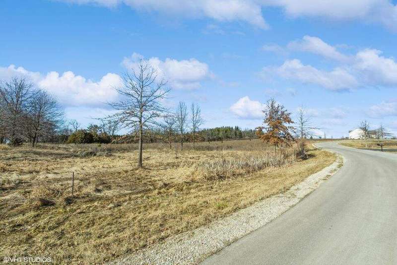 01_Lt1EastviewDr_2001_MRED_2000x1333