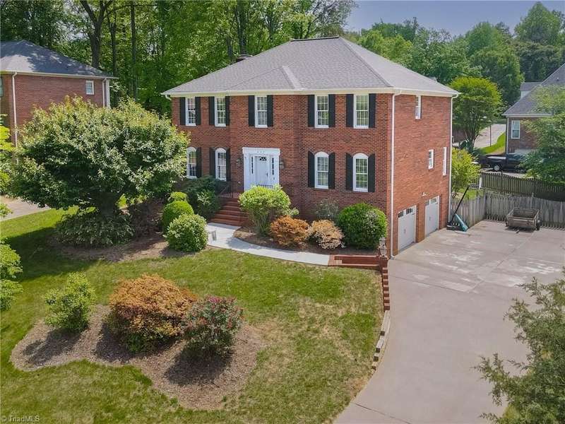 Welcome to 427 Hollinswood Avenue