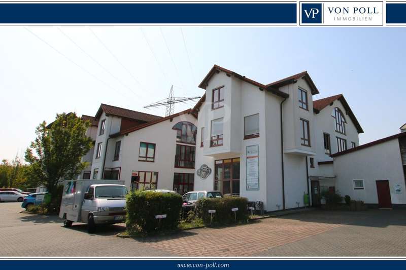 Ansicht mit Parkplatz