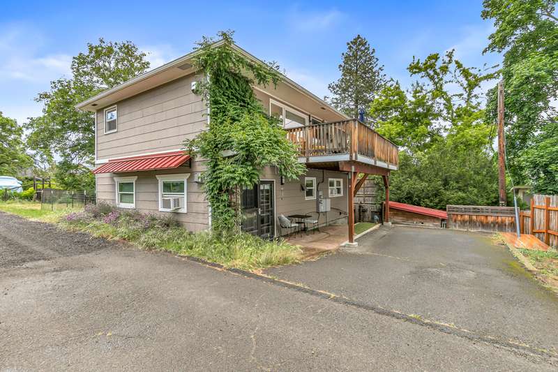 Ashland duplex centrally located close to downtown, Southern Oregon University, restaurants & more