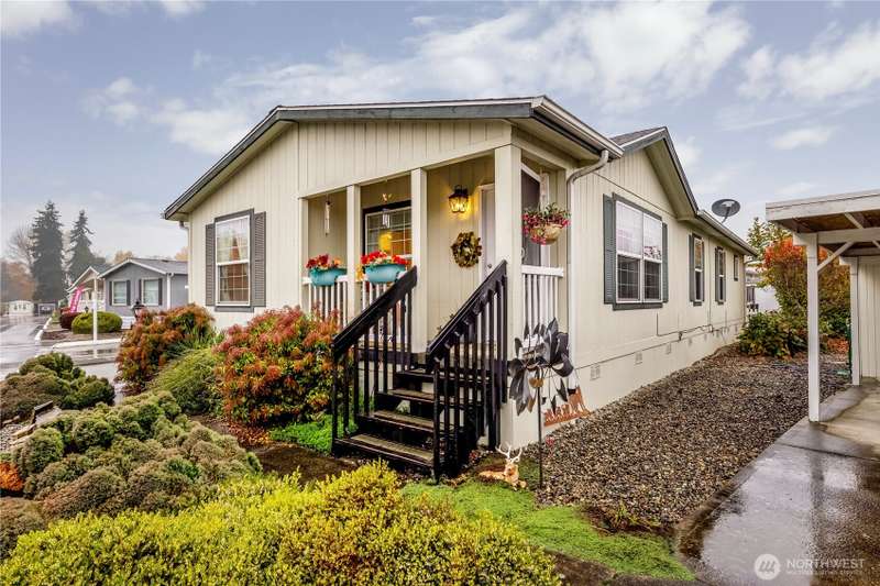 Clean and well-maintained home in Golden Rose 55+ park.