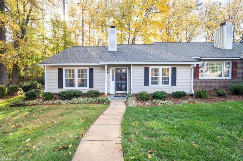 Front view. End unit