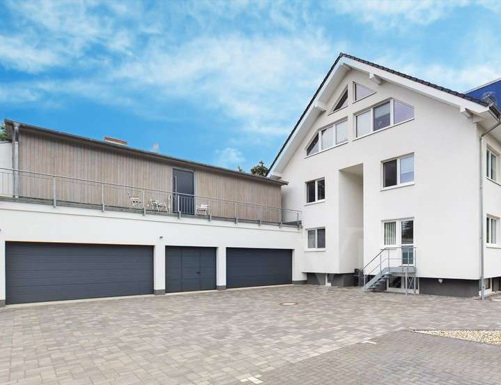 Remise mit großen Arbeits-, Werkstatt- oder Lagerflächen und drei elektr. Sektionaltoren