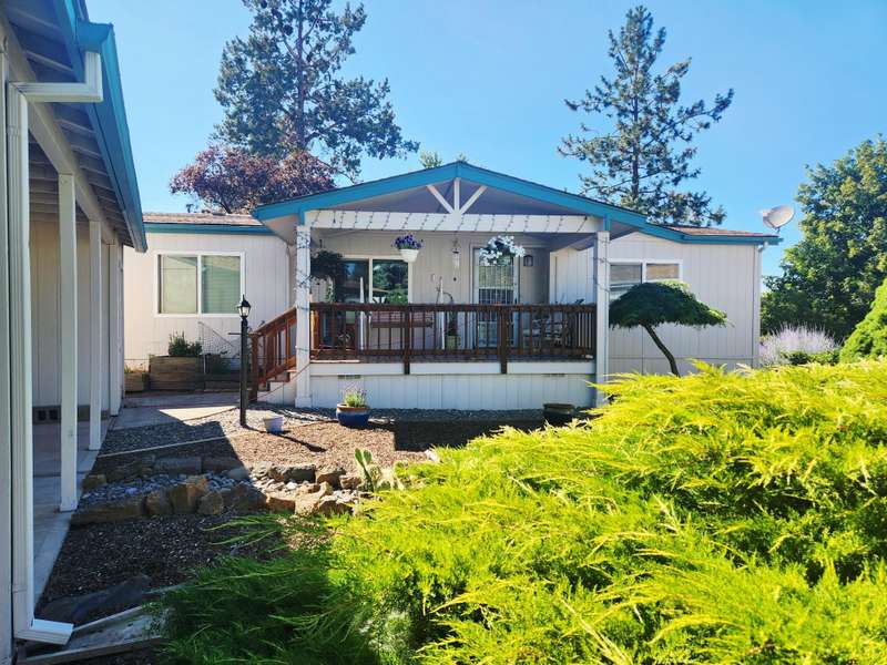 1512 sq ft sits on a cul-de-sac, 2 bedrooms and 2 bathrooms. Carport and low maintenance yard.