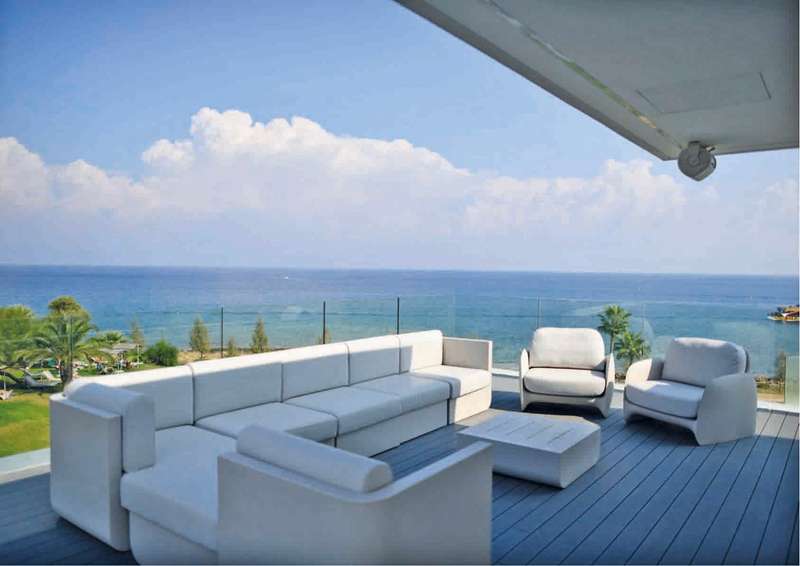 Exquisite beachfront Villa Image