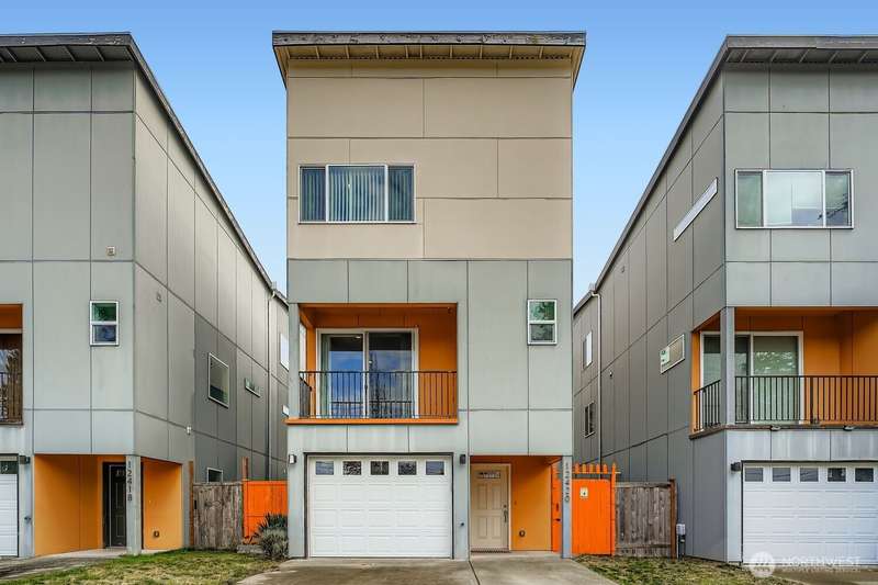 Front of home w/ garage and great space for parking