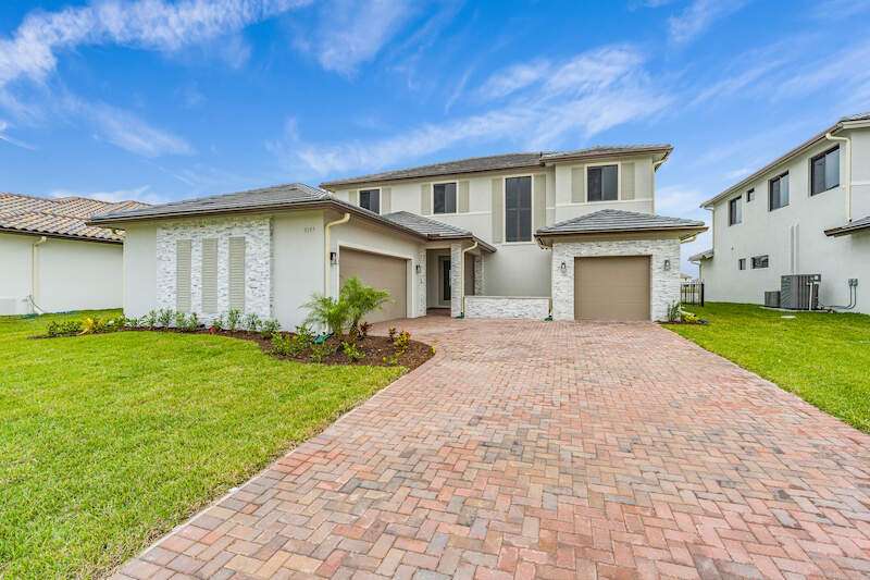 4BR/3.5 Bath Home w custom Pool/spa