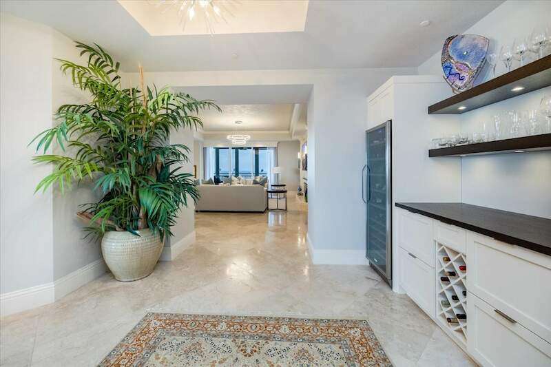 Living area featuring a notable chandelier and a tray ceiling