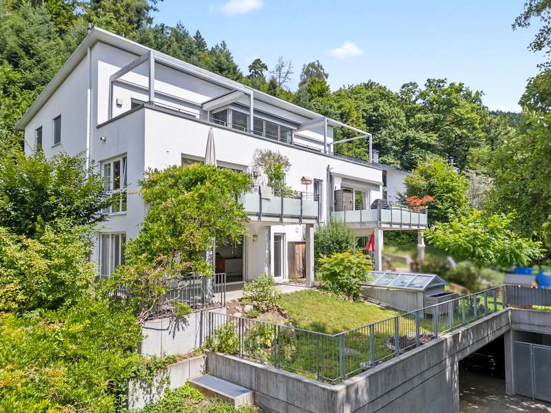 offener Wohnbereich mit Zugang zur Terrasse