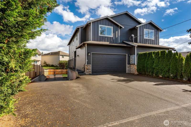 Welcome Home! ALL NEW Exterior paint And NEW ROOF