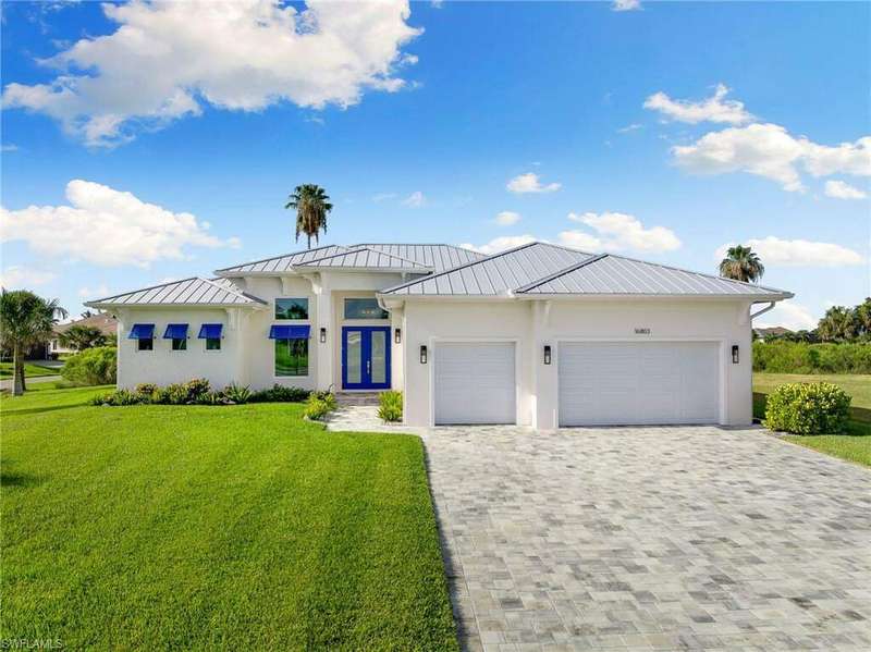 View of front facade featuring a garage and a front yard