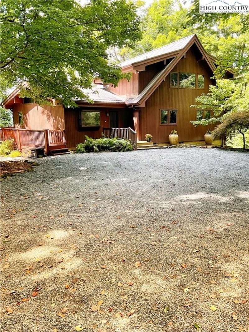 A LITTLE BIT OF HEAVEN......RELAX on the deck with