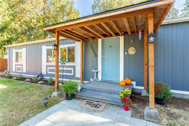 Welcome home~ Large Lot- Great Neighbors!