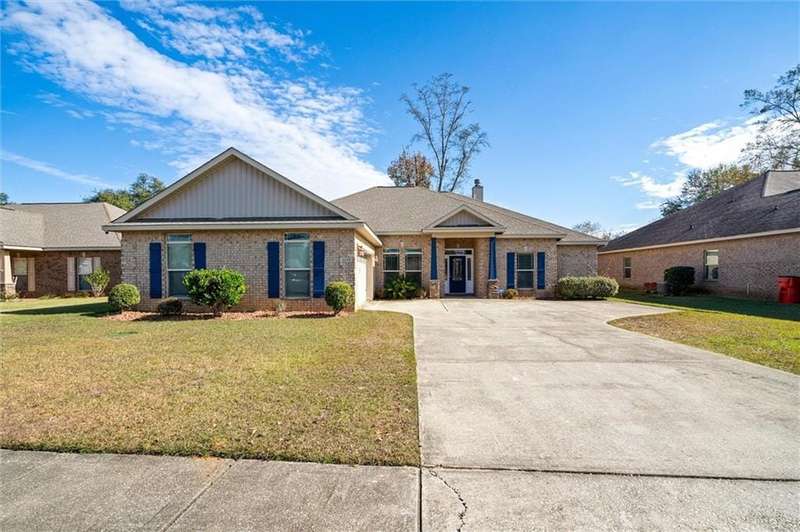 View of front of property featuring a front yard