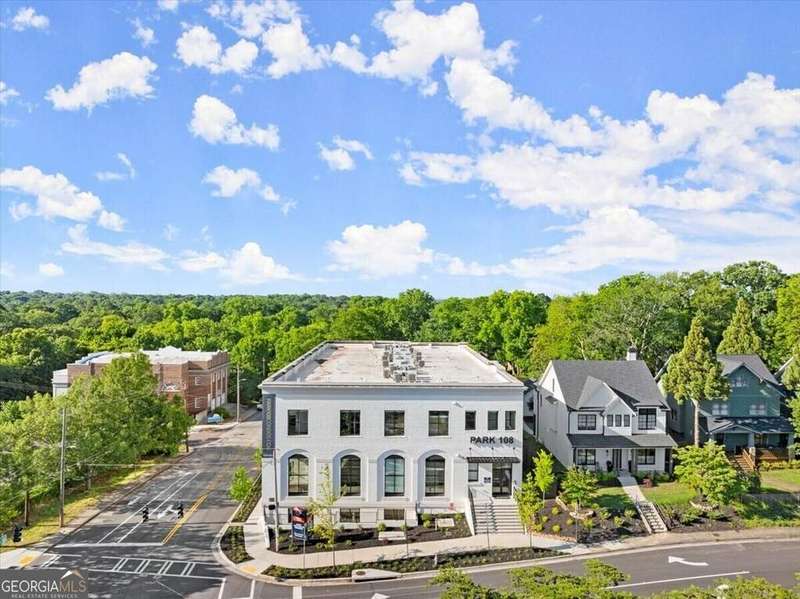 A rare find in the vibrant and walkable Oakhurst neighborhood, Park 108 offers new loft-style condos in Decatur, GA, with modern and totally unique floor plans that embrace the historic charm of the original Bell South building.