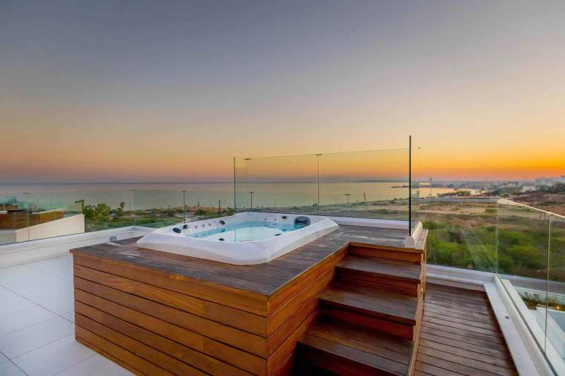 Villa with Unobstructed Sea View Image