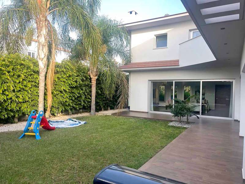 Stunning House Next to Linear Park image