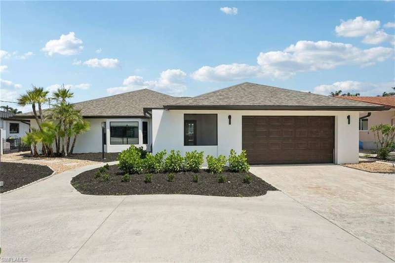 Ranch-style home with a garage, stucco siding, concrete driveway, and a shingled roof